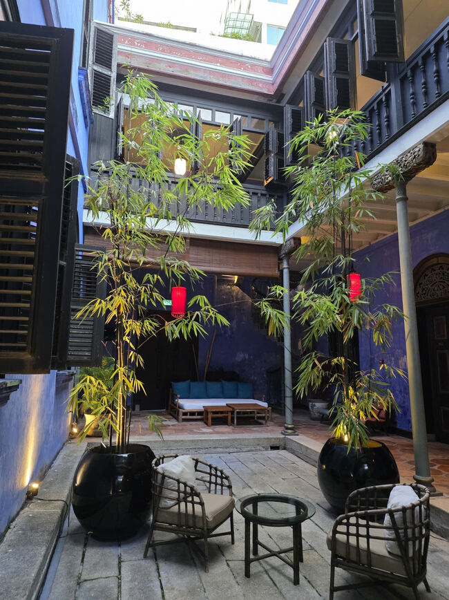 中庭を挟んで両側に宿泊部屋が有り<br />濃い青い壁の棟と<br />水色の壁の棟が有り<br />去年泊まったのが濃い青い壁の棟（プール脇、でも1階の部屋でないとプールに直接出られない）<br />今年は水色（水盤に水が張ってある）