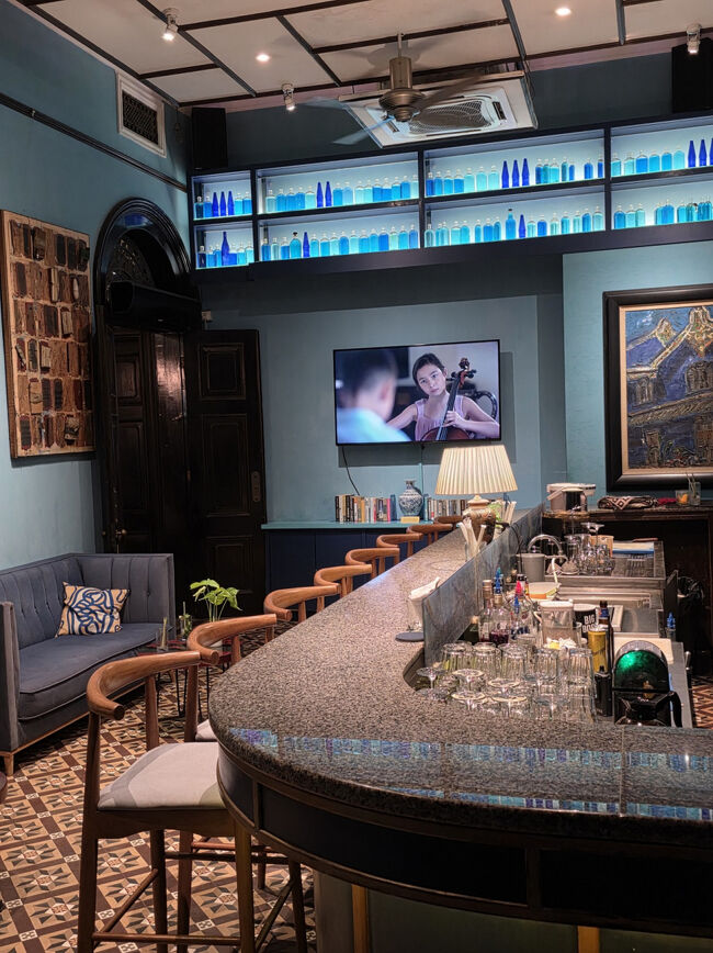 モーニングのレストランの隣がBAR