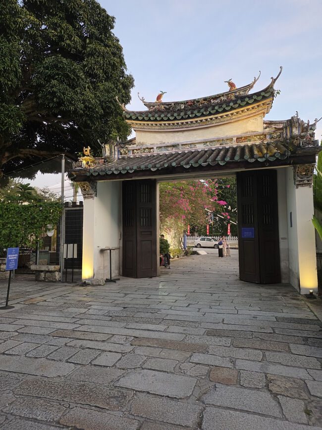 今日は門を出てお隣に