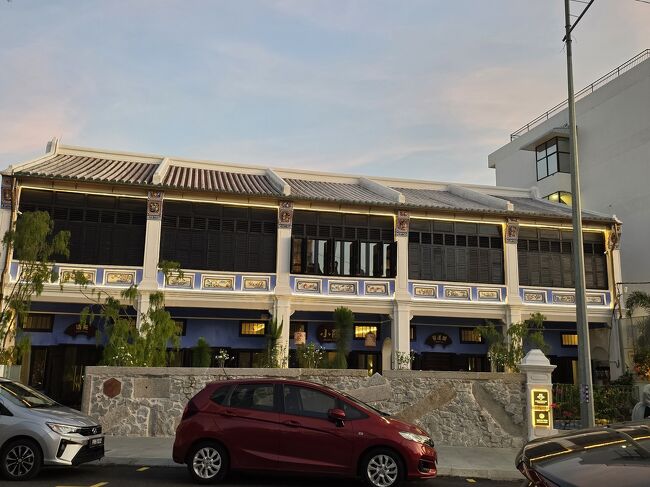 門を出たところのお向かいのあちらの建物でspaみたいです。