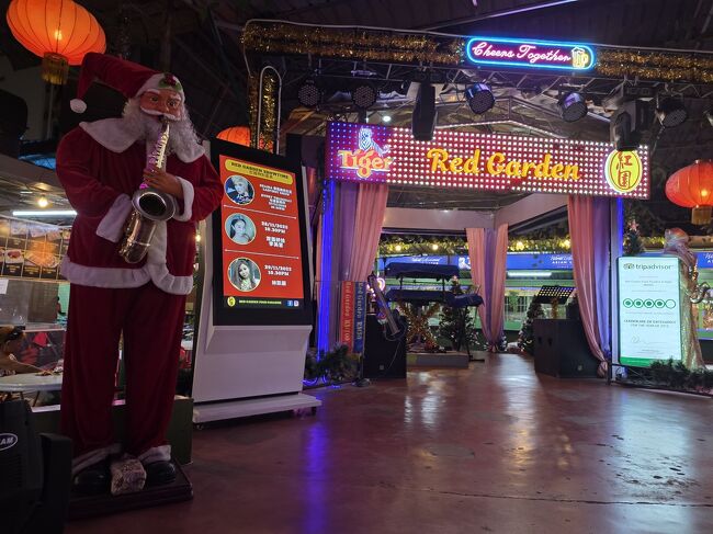 22:30から中央の舞台でショーが有りますが