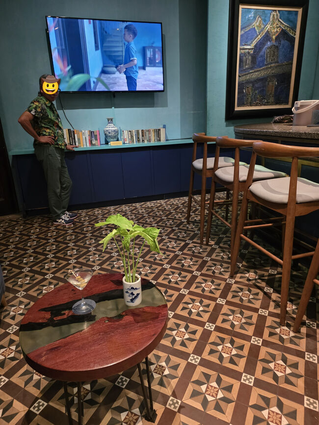 お気に入りのBARとお気に入りのホテルVIDEOの前でポーズとる主人