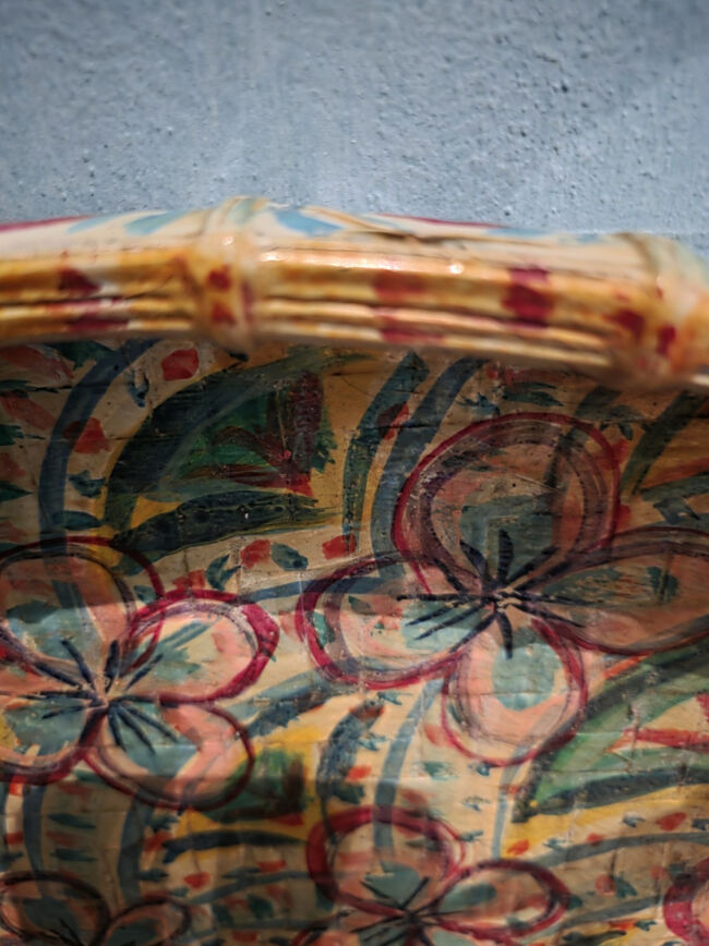 竹籠に和紙貼って絵を描いてるんだ。