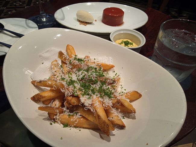 つまみ食い<br />主人、このホテルはなに食べても美味しいと<br />