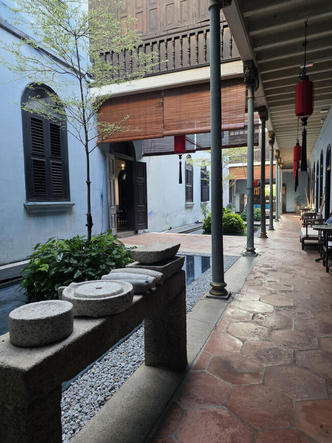 おはようございます。<br /><br />Old Kitchenの部屋の前は<br />昔使ってたであろうキッチン道具が置いてあります。