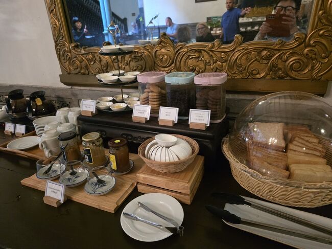 ブレッド<br />珈琲と紅茶は作り置きポットなので部屋で作って飲む方が美味しい。