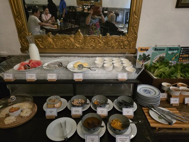 フルーツにヨーグルトにサラダ<br />