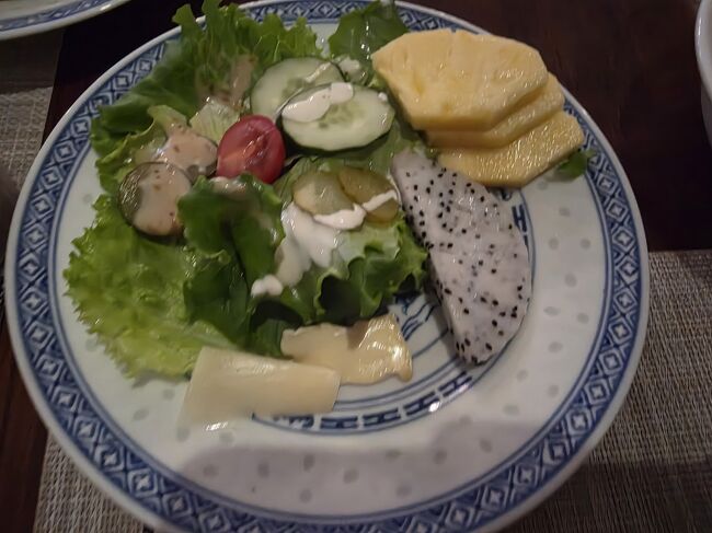 収穫した葉物に<br />パイナップルにチーズも