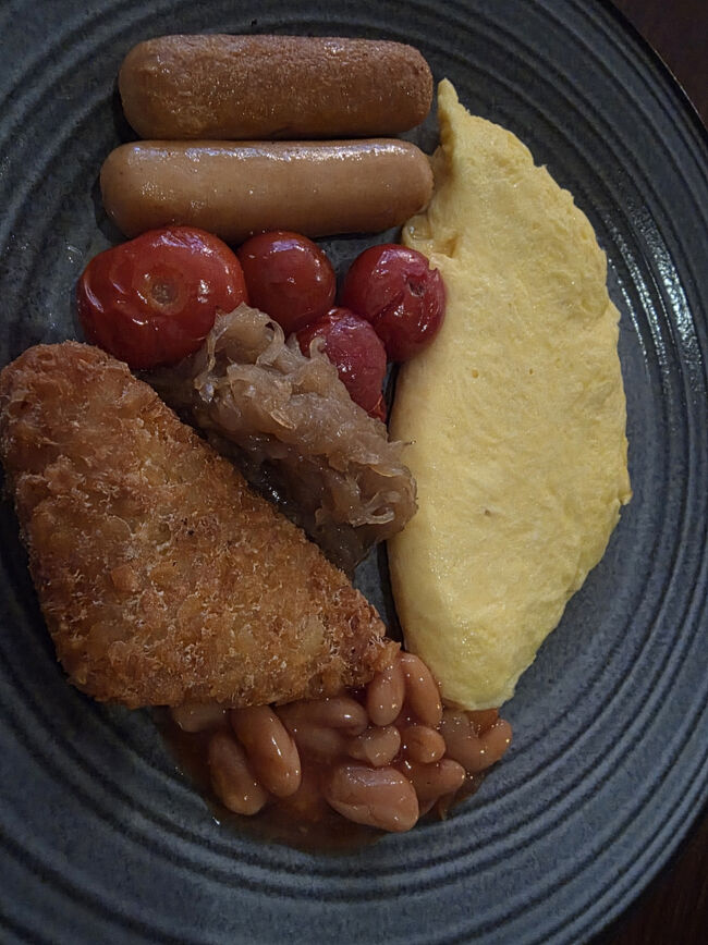 さんざん食べた後に最初のオーダーしたプレートが届く、<br />私はオムレツ