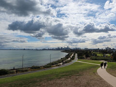 食後の糖質消費の為にこちらポイントオーモンド展望台へ来ました。
ここで4kmほど開放的なフィリップ湾と遥か北にあるシティの景色を見ながらのウォーキングが素晴らしかったです。