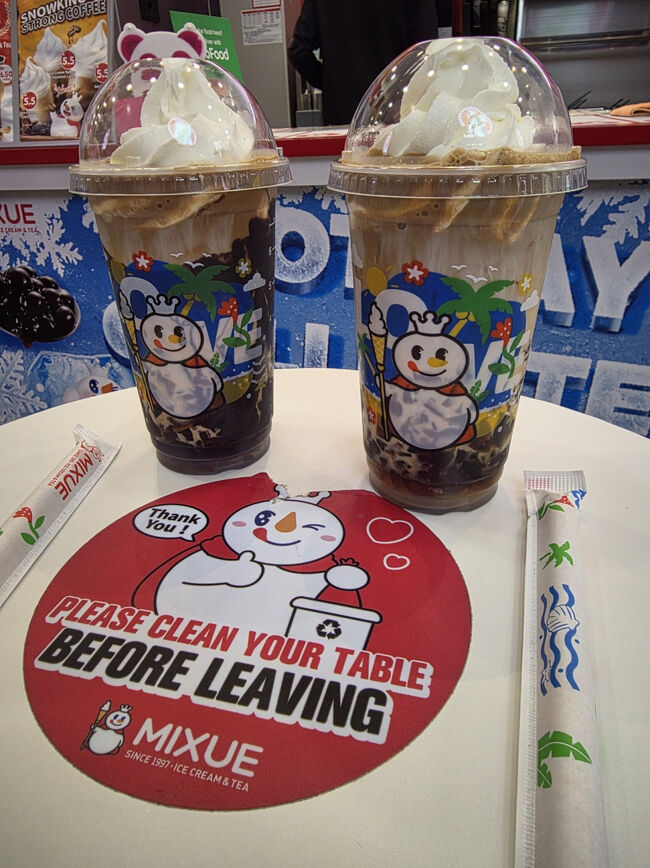 アイスクリームモカとアイスクリームラテ<br />一番下にゼリーみたいな何だろう<br />底が激甘