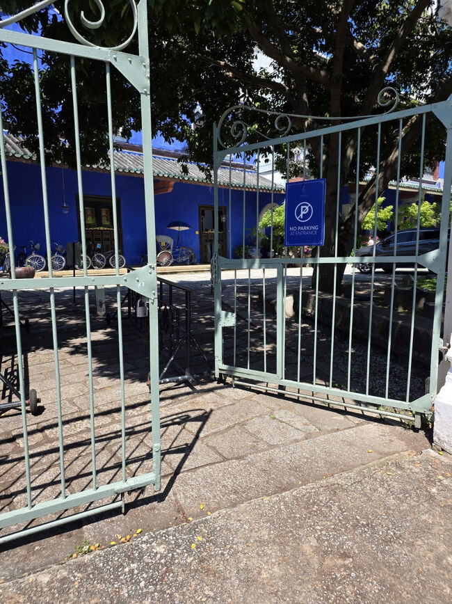 ホテルへ戻ってきました。<br />こちらの門は見学ツアーの時間しか開いてないんです。<br />しかもいちいちチェックされる