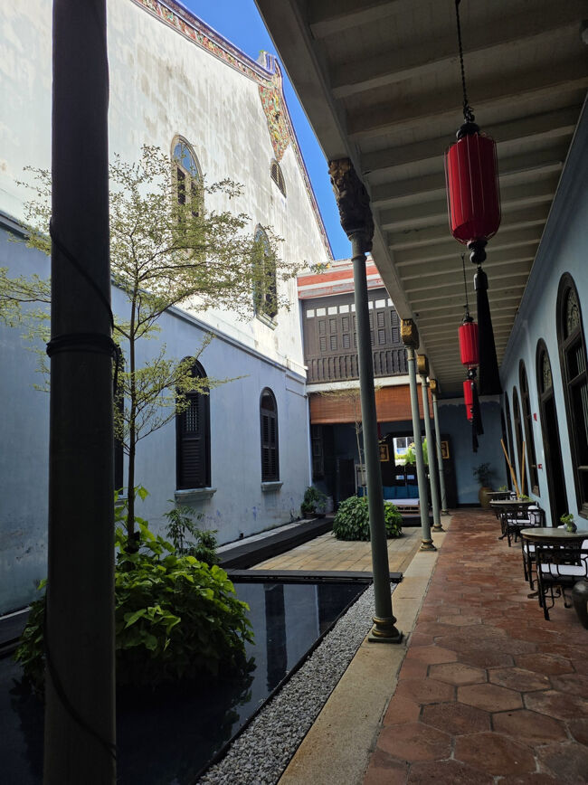 ホテル内散策へ1人でかけます。