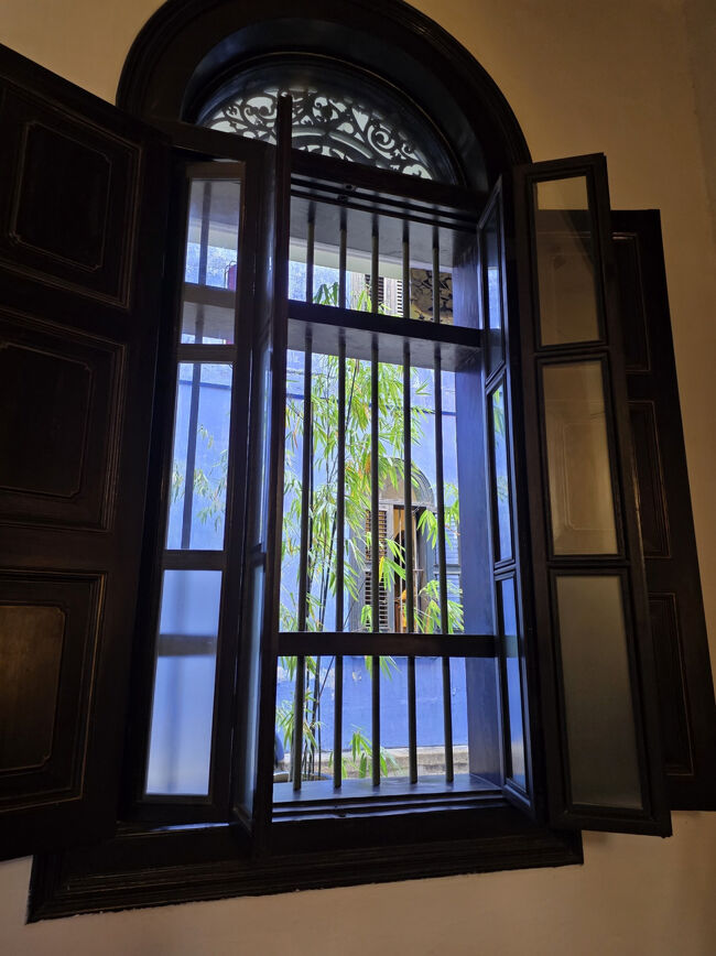 中庭の上の2階に皆さん使えるトイレが有ります、広々して綺麗です。<br /><br />濃い青い壁の棟に行きます。