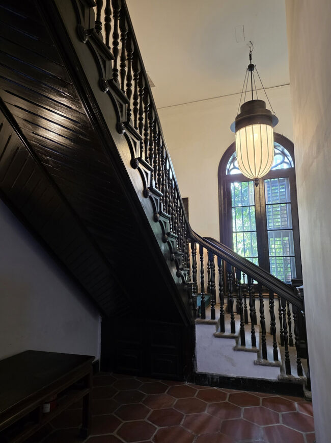 去年泊まった部屋の階段上がって