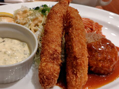 人気のCランチです。ミニハンバーグとエビフライと白身フライです。
姉は大人のお子様ランチです。内容は同じですがライスがオムライスです。