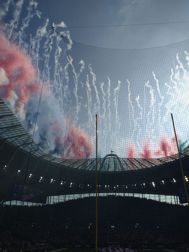 国歌斉唱後にスタジアムの天井から花火。赤青白とアメリカとイギリスの国旗の色なのがオシャレ。