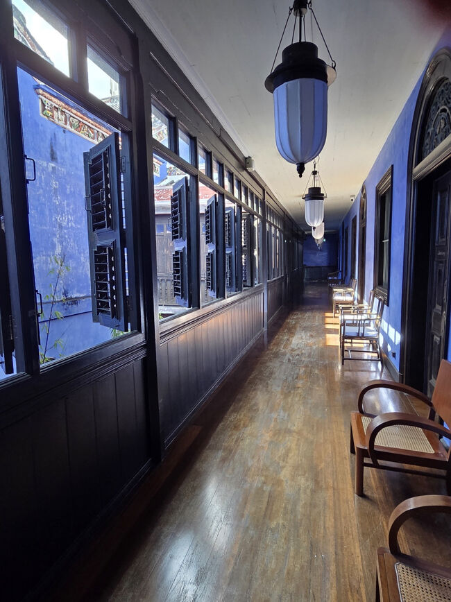 青の色が印象的な棟です。