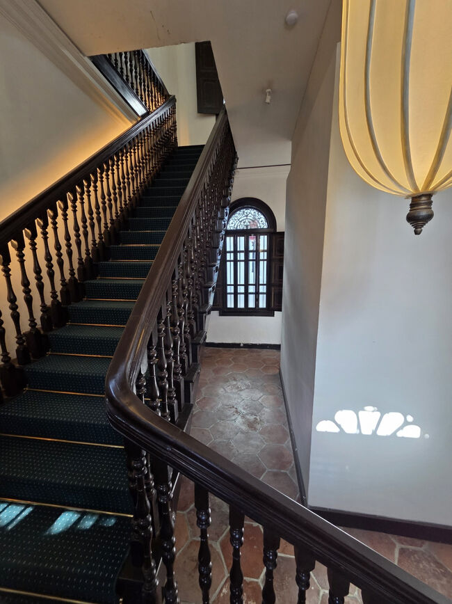 水色の棟を上に上がってみます。