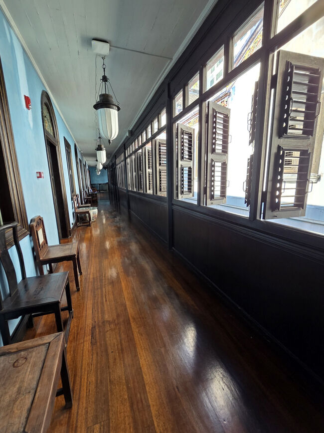 調度品も家具も濃い青い壁の棟の方がちょっと豪華に思います。