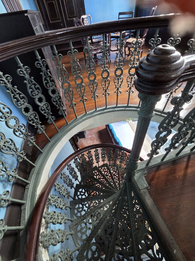 この螺旋階段から降りたら