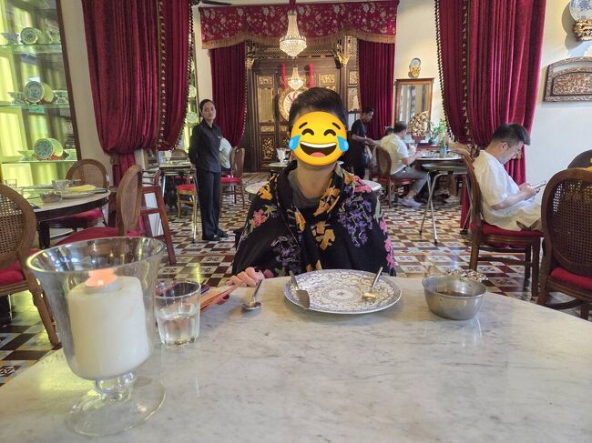 クーラーが効きすぎていて寒いです。<br />白人の方は席を移らせていただいていました。<br />私はショールをお借りしました。<br />クーラー温度上げて貰っても<br />天井のプロペラ止めて貰ってもまだ寒い。<br />白人のご夫婦と寒いよねぇと、相槌。