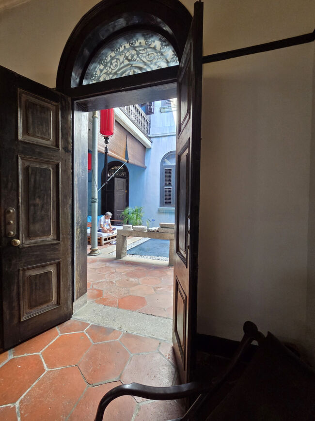 部屋の照明は少し落ち着いた感じなので<br />ドア開けっ放してゆっくり