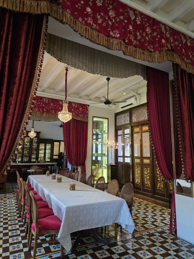 入って左側は大きいテーブル