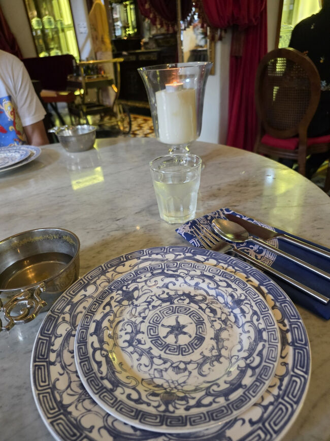 テーブルセッティングのお皿も素敵