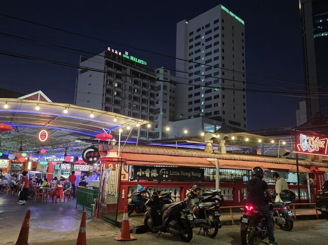 ホテルの隣のフードコート<br />離れてみるとネオン立派