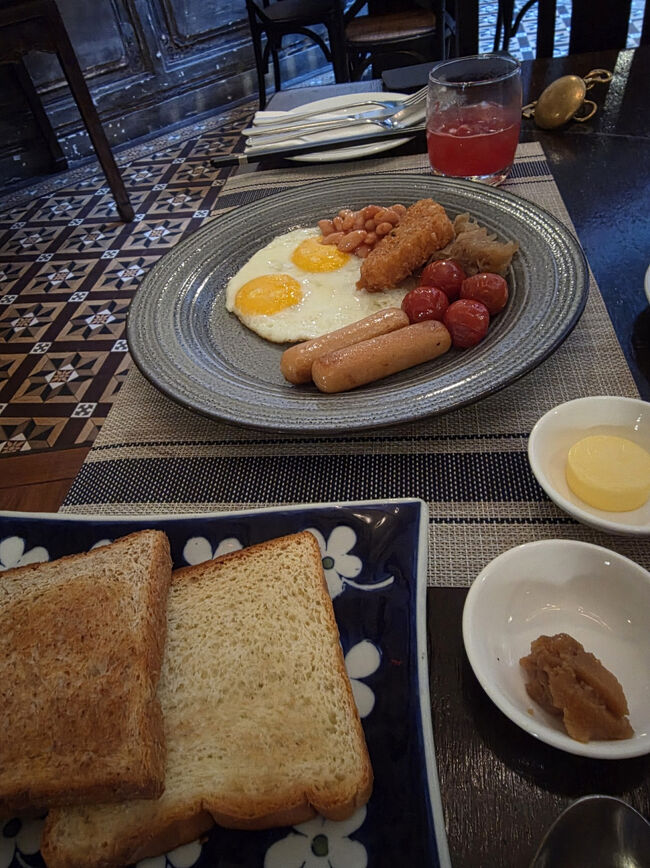 主人はトースト焼いてきてます。