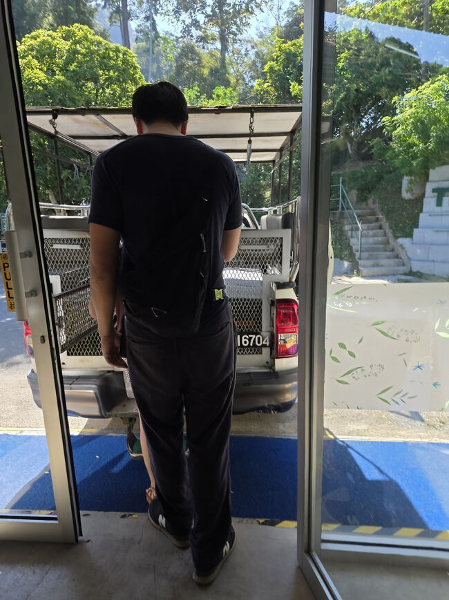 ツアー開始です。<br />良かった、このトラックで降りていくようです。