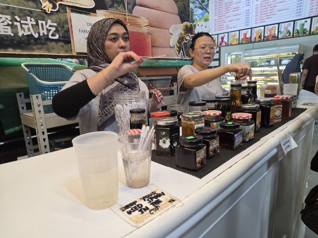 はちみつも試食<br /><br />要は買ってとのこと