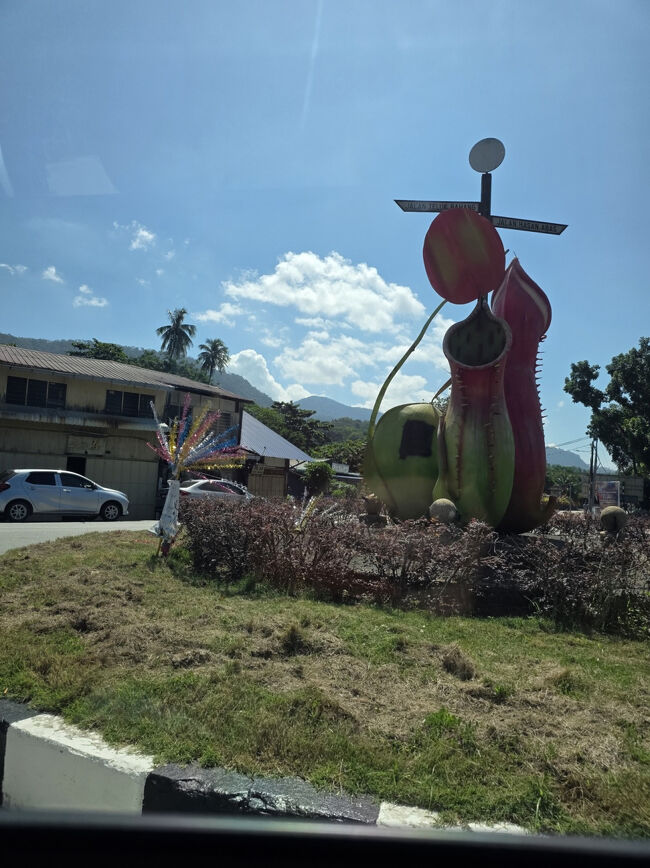 Grab<br />他のお客様が呼ぶ前に1番に呼んだつもりでしたが<br />なかなか来ませんでした。<br />チケット売場でタクシー呼んで貰った方が早いよと言われましたが、RM20位割高だったので<br />急がないので待ちました。<br />どうも道中事故があったみたいです。<br />RM39.14<br />帰りはとても安く付きました。