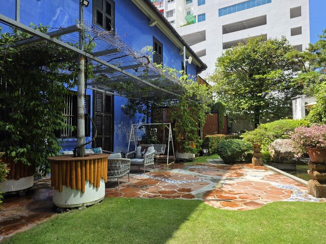 ホテルのプールへ