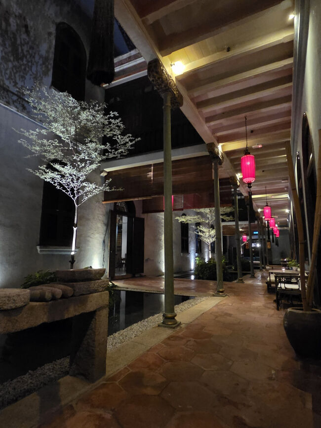 部屋に帰って中庭眺めながら飲み直し<br />夜が更けます。