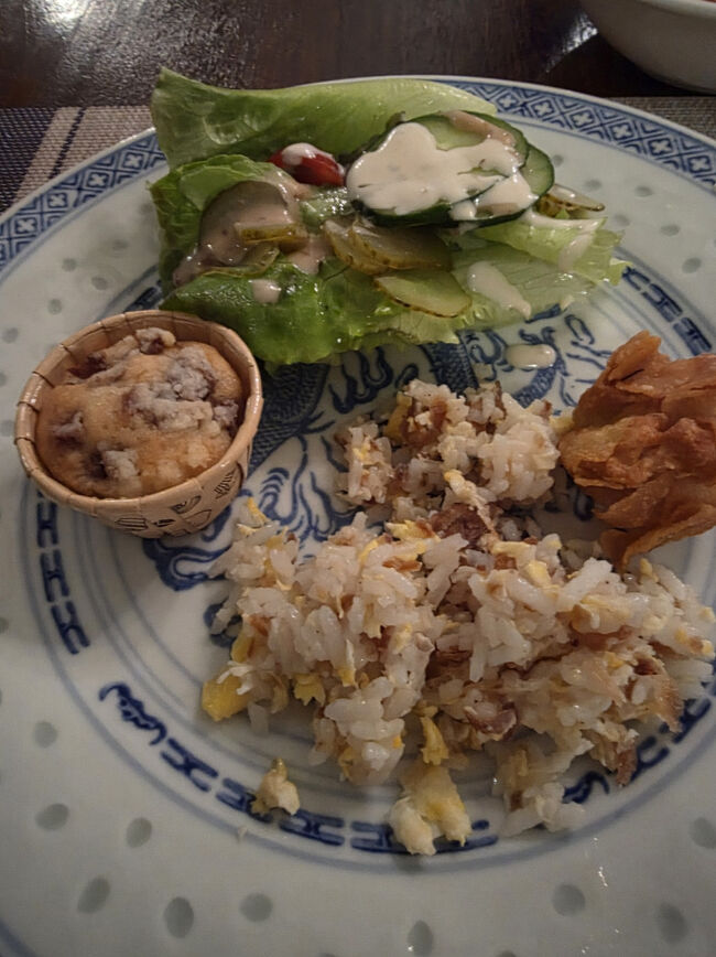 お昼はホテルのレストランでランチ予約したのでちょっと控えました。