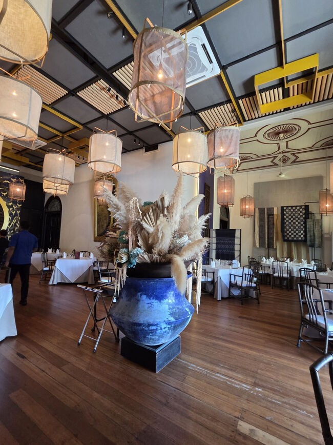 青い大きな壺の花瓶？が素敵