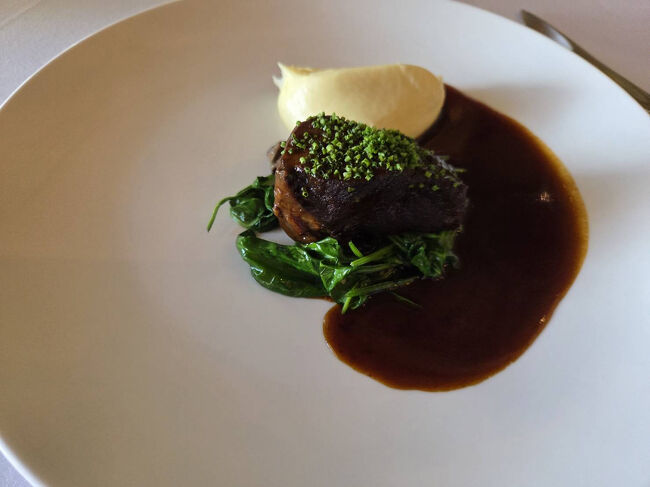 主人チョイス<br />オーストラリア産和牛ホホ肉真空調理<br />ボムピューレ、ソテーしたほうれん草、ボートベロー<br />マッシュルーム、ボルドレーズソース