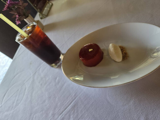 主人チョイス<br />アイスカチャンガトー<br />小豆ガナッシュ、チェンドルゼリー、スイートコーンカード、??パンダンスポンジ、ココナッツムース、グラメラカシロップ赤箱、バニラアイスクリーム<br /><br />これは私はBARで頂いたので知ってる。<br /><br />このホテルのお料理は何食べても美味しいね<br />次回は毎食ホテルで食べるのもありだね(笑)<br />