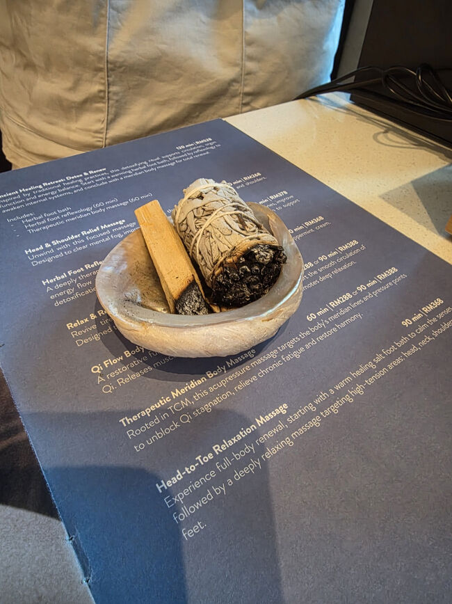 お香のようなものだそう。