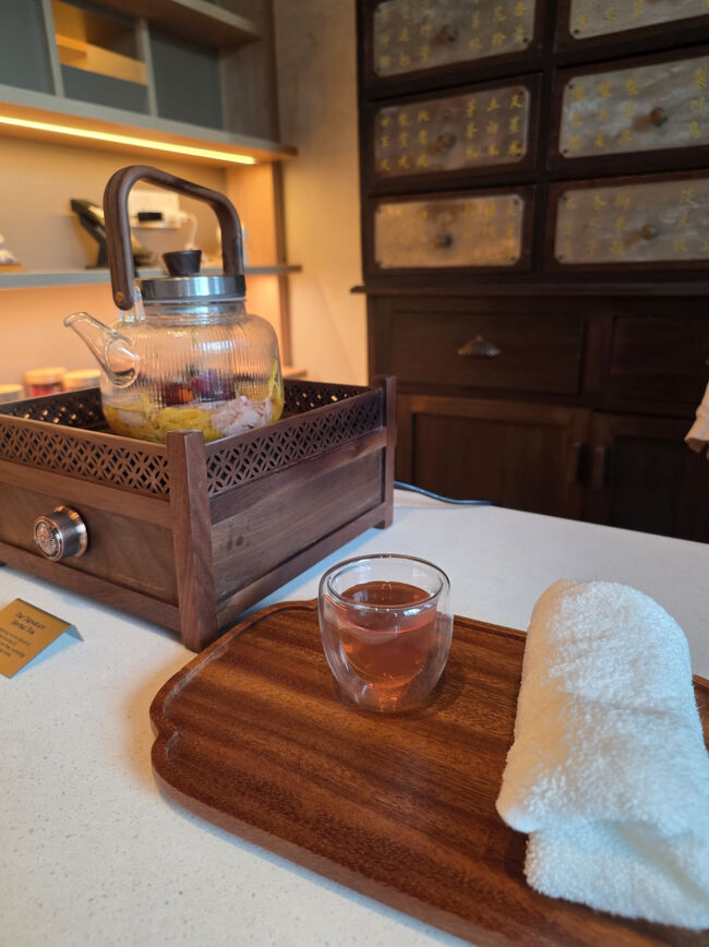 お茶頂きながらまだ来ないという施術師さん待ちます。