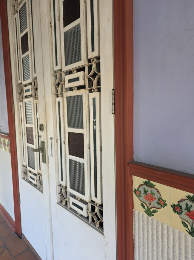 街の建物のタイルも素敵<br /><br />ホテルへ帰って荷物をピックアップして<br />勿論Grabで空港へRM22.66<br />