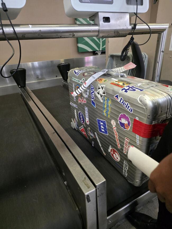 荷物を預けようとすると車輪を指して壊れてますよと<br />あんた達が壊したんでしょ！