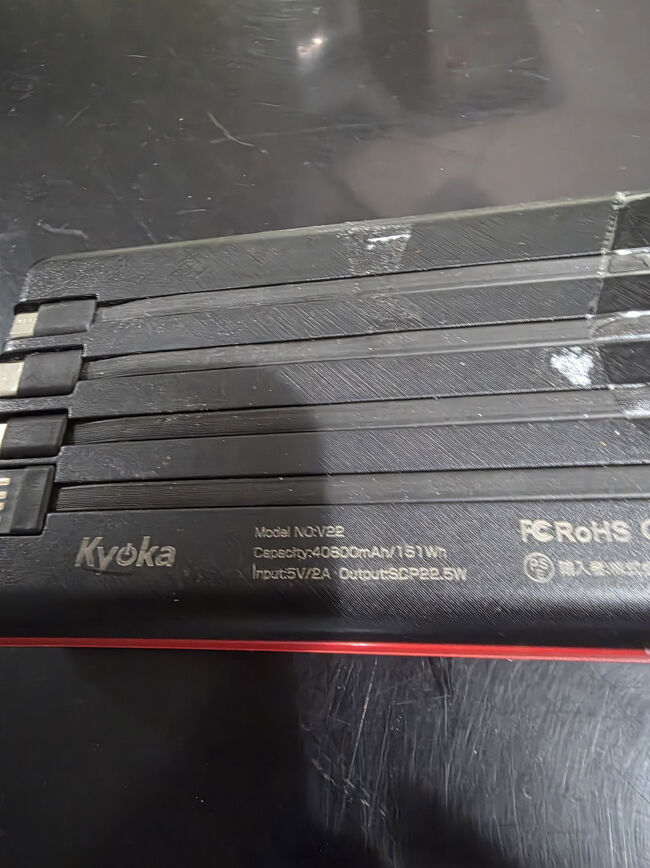 セキュリティでバッテリー没収と<br />クアラルンプールからはOKだったのに<br />規定内のはずなのに<br />100-160wh以内の151whだと訴えるも<br />100wh以上はカウンターに行って許可を貰ってこないといけないと<br />確かに書いてた。<br />じゃあクアラルンプールはどうしてOKだったのか？<br />じゃあ貰ってくると言うと別のスタッフが出てきて時間がないからダメだと<br />１時間遅延でまだ3時間近くも時間あるのに<br />全くセキュリティ前へ出す気がなさそう。<br />まぁ、どうせ今回持ってくるのも危ないかな？<br />そろそろ捨てないとヤバイかな？<br />と思うほど壊れ掛けてたバッテリーだから捨てる手間が省けて良いのだけど<br />どこだったかバッテリーの用量で引っ掛かった時は外に出してくれてカウンターまで行かせてくれたのにペナンはひどい対応<br /><br />フン、ゴミにしてくれ(爆)