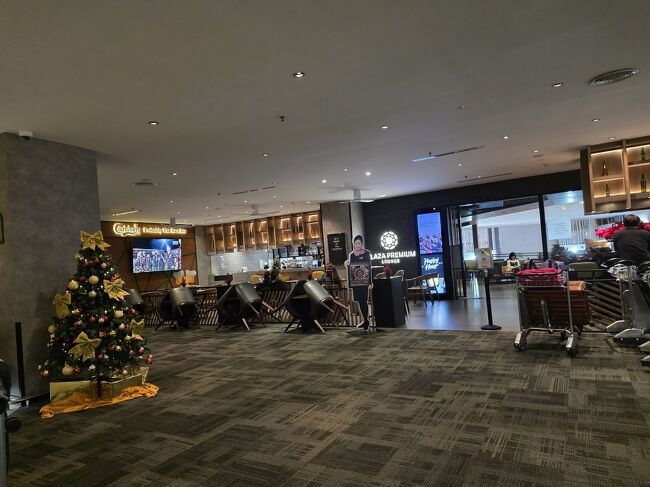 写真飛びましたが、<br />クアラルンプール到着後荷物をピックアップ<br />すぐ側にエアアジアの事務所が有ったので<br />24時間以内に返金メールが有ると言われたのにまだメールが来ないと言うと<br />メールを間違ったところに送ってることが判明<br />またもや24時間以内にメール届きますと。<br />本当かい？<br /><br />で、クアラルンプール→関空のチケット取った時は深夜2時の出発だったのに<br />4時45分の出発に変更になり、プライオリティパスのラウンジは以前お料理ぱっとしなかったのを覚えているのでどうしたものかと？<br />取り敢えず荷物を預けようとするとカウンターに行くと<br />去年は早い時間でもフラットシートの席だと早くから預けられたのに<br />今日は早すぎるからまだ預けられないと<br />その代わりプライオリティラウンジへ無料で2時間過ごせるからと<br />プライオリティラウンジは元々無料で過ごせるカード持っているんだけど<br /><br />で、仕方なくプライオリティラウンジへ<br />こちらは3時間過ごせると<br />ただ、お食事が23時以降軽食になるのと<br />アルコールも24時以降出せませんと<br />荷物も持って入れないので外に置いといてと<br />放置？心配するとセキュリティモニターが、有るから大丈夫と