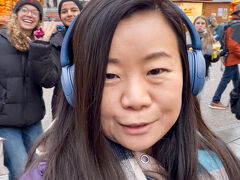 ◎ハウプトヴァッへ（Hauptwache）のクリスマスマーケット

ショッピングマイルから一番近くて便利なのがここ。

Sバーンのハウプトヴァッへ駅から地上に出たらすぐにグリューワインの甘い香りが漂ってくる。

どちらかというと、ツァイル（Zeil）や周辺でのお買い物がメインのエリアなので、クリスマスマーケットは小規模。

お買い物と組み合わせて行くのが良さそう。

もちろんハウプトヴァッへの中にあるカフェもクリスマスのデコレーションで煌めいている。