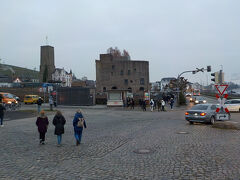 駅から町の中心に身体を向けた絵です。
右から、ライン川、線路、国道、ぶどう畑とワイン博物館、城そしてゴンドラが設置されているワイン山(Weinberg)です。


