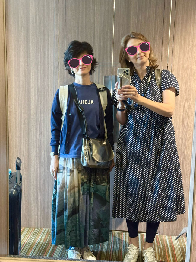 本日のコーディネート<br /><br />今回もワンピースにレギンス多めです<br />（ついスパッツと言ってしまい、レギンスね、と息子に毎回訂正される）<br />軽くて楽<br />トイレ楽<br />ウエスト楽（旅先では美味しいものたくさん食べたい！）<br />動きやすい<br />強風でめくれても大丈夫<br />レギンスが汗吸い取ってくれる<br />小洒落て見える（かは自己満足）<br />などメリットたくさんです