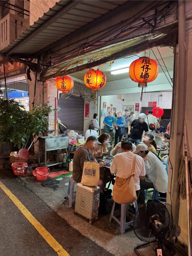 歩いて夜ご飯食べに来ました<br /><br />小公園擔仔麵<br />https://maps.app.goo.gl/zFVDsxK4yamvhGwg6?g_st=ipc